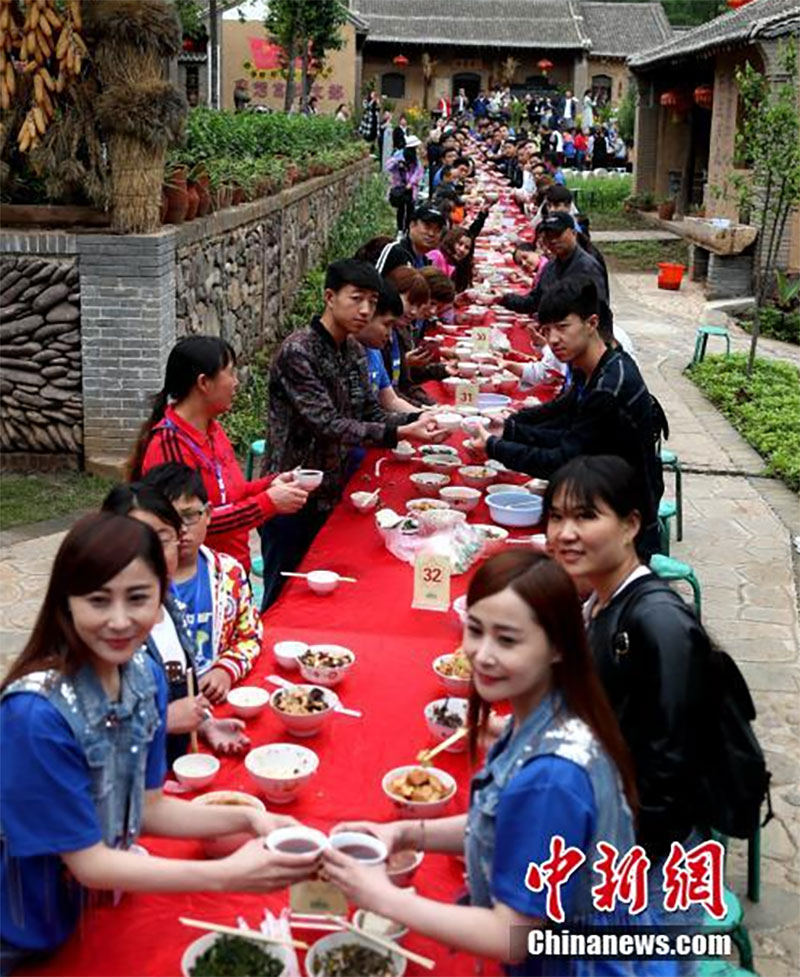 Hoa mắt chóng mặt với bữa tiệc sinh nhật dài hàng km của 100 cặp sinh đôi